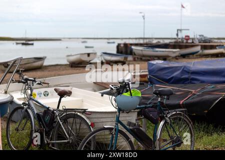 ORFORD, SUFFOLK, Royaume-Uni - 15 JUILLET 2024 : des bateaux sont arrêtés sur la plage au bord de la rivière ALDE Banque D'Images