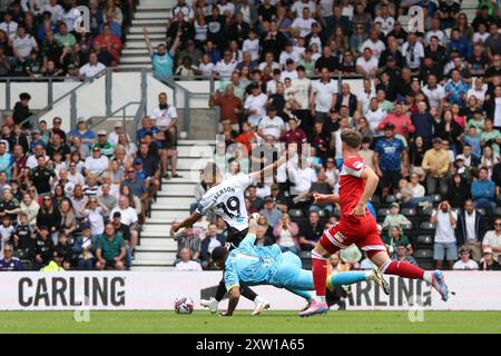 Kayden Jackson du comté de Derby (à gauche) fait le tour du gardien de Middlesbrough Seny Dieng pour marquer son premier but du match lors du Sky Bet Championship match au Pride Park Stadium, Derby. Date de la photo : samedi 17 août 2024. Banque D'Images