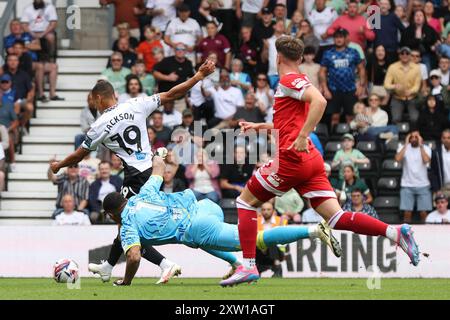 Kayden Jackson du comté de Derby (à gauche) fait le tour du gardien de Middlesbrough Seny Dieng pour marquer son premier but du match lors du Sky Bet Championship match au Pride Park Stadium, Derby. Date de la photo : samedi 17 août 2024. Banque D'Images