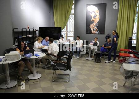 Odessa, Ukraine. 17 août 2024. Vue d'ensemble du point de don temporaire du sang au Centre culturel de l'Union. En raison de l'agression militaire en cours de la Fédération de Russie, le don de sang est très important et extrêmement nécessaireTous ceux qui le souhaitaient, après examen et consultation avec un médecin, ont pu donner 450 ml de sang au Centre culturel de l'Union. Le projet a été organisé par DonorUA. Crédit : SOPA images Limited/Alamy Live News Banque D'Images