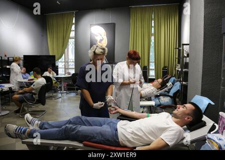 Odessa, Ukraine. 17 août 2024. Une infirmière prélève le sang d'un donneur de sang bénévole au Centre culturel de l'Union. En raison de l'agression militaire en cours de la Fédération de Russie, le don de sang est très important et extrêmement nécessaireTous ceux qui le souhaitaient, après examen et consultation avec un médecin, ont pu donner 450 ml de sang au Centre culturel de l'Union. Le projet a été organisé par DonorUA. Crédit : SOPA images Limited/Alamy Live News Banque D'Images