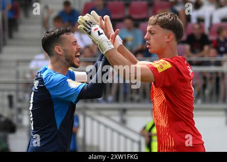 Mainz, Allemagne. 17 août 2024. Football : DFB Cup, Schott Mainz - SpVgg Greuther Fürth, 1er tour, Stadion am Bruchweg. Marco Meyerhöfer de Fürth remercie le gardien de but Nils Körber pour cette belle remise. Crédit : Torsten Silz/dpa - REMARQUE IMPORTANTE: conformément aux règlements de la DFL German Football League et de la DFB German Football Association, il est interdit d'utiliser ou de faire utiliser des photographies prises dans le stade et/ou du match sous forme d'images séquentielles et/ou de séries de photos de type vidéo./dpa/Alamy Live News Banque D'Images