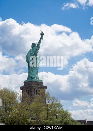 La Statue de la liberté (« liberté éclairant le monde ») sur Liberty Island dans le port de New York. Banque D'Images