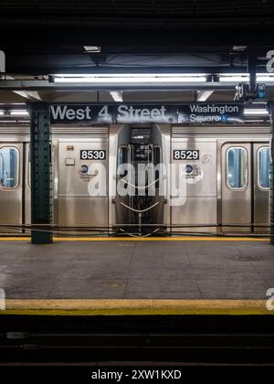 Un train de métro est prêt pour le départ à la station de métro Washington Square de New York. Banque D'Images