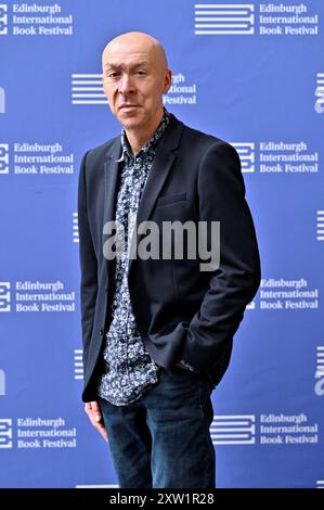 Édimbourg, Écosse, Royaume-Uni. 17 août 2024. Festival international du livre d'Édimbourg : Chris Brookmyre, écrivain écossais primé du crime, à l'appel photo officiel. Crédit : Craig Brown/Alamy Live News Banque D'Images