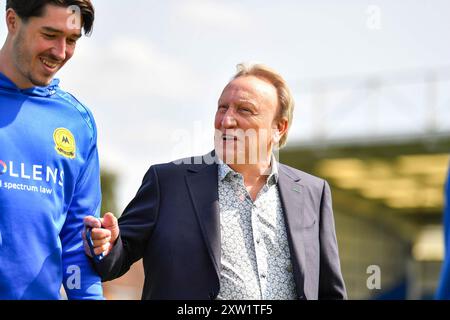 Farnborough, Royaume-Uni. 17 août 2024. Neil Warnock de Torquay United avant le match de la Ligue nationale Vanarama Sud entre Farnborough et Torquay United au Saunders transport Community Stadium. Crédit : Dave Vokes/Alamy Live News Banque D'Images