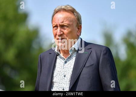 Farnborough, Royaume-Uni. 17 août 2024. Neil Warnock de Torquay United avant le match de la Ligue nationale Vanarama Sud entre Farnborough et Torquay United au Saunders transport Community Stadium. Crédit : Dave Vokes/Alamy Live News Banque D'Images