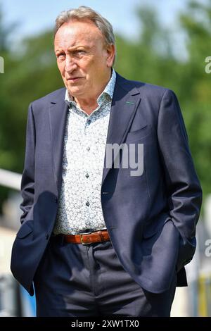 Farnborough, Royaume-Uni. 17 août 2024. Neil Warnock de Torquay United avant le match de la Ligue nationale Vanarama Sud entre Farnborough et Torquay United au Saunders transport Community Stadium. Crédit : Dave Vokes/Alamy Live News Banque D'Images