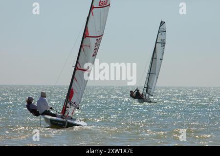 Course de canots à voile à Hythe, Kent, Royaume-Uni. Banque D'Images