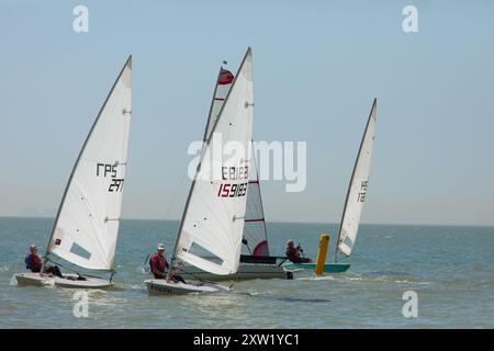 Course de canots à voile à Hythe, Kent, Royaume-Uni. Banque D'Images