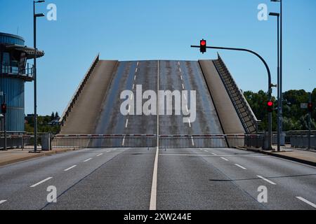 Die Eric-Warburg-Brücke, eine Klappbrücke in Lübeck in geöffnetem Zustand Banque D'Images