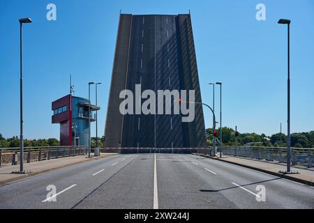 Die Eric-Warburg-Brücke, eine Klappbrücke in Lübeck in geöffnetem Zustand Banque D'Images