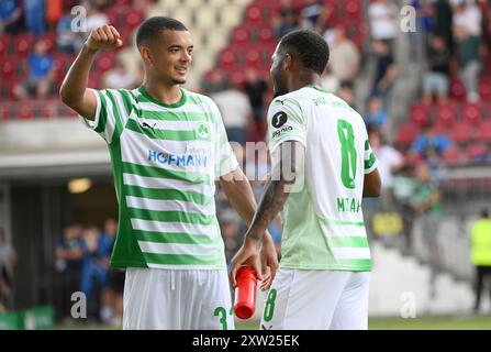 Mainz, Allemagne. 17 août 2024. Football : DFB Cup, Schott Mainz - SpVgg Greuther Fürth, 1er tour, Stadion am Bruchweg. L'équipe de Fürth célèbre avec ses fans après le coup de sifflet final. Crédit : Torsten Silz/dpa/Alamy Live News Banque D'Images