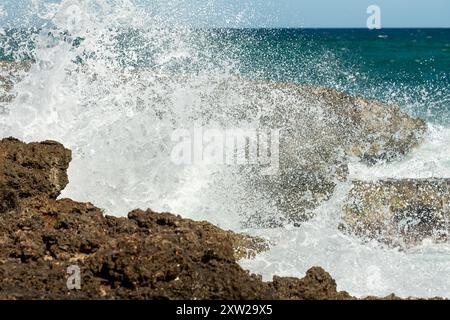 Ostuni, Costa Merlata, où vous pourrez découvrir de nombreuses criques et plages avec une mer cristalline. Banque D'Images