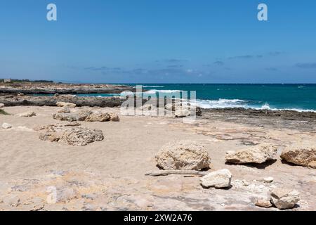 Ostuni, Costa Merlata, où vous pourrez découvrir de nombreuses criques et plages avec une mer cristalline. Banque D'Images