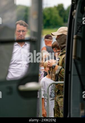 Cologne, Allemagne. 17 août 2024. Hendrik Wüst, ministre-président de la Rhénanie-du-Nord-Westphalie (CDU), s'entretient avec un soldat des forces spéciales de l'armée de l'air à l'occasion de la Journée de la Rhénanie-du-Nord-Westphalie. Crédit : Henning Kaiser/dpa/Alamy Live News Banque D'Images