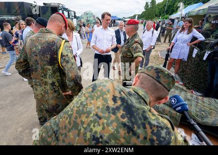 Cologne, Allemagne. 17 août 2024. Hendrik Wüst, ministre-président de Rhénanie-du-Nord-Westphalie (CDU), s’entretient avec des soldats du Home Guard Regiment 2 à l’occasion de la Journée de Rhénanie-du-Nord-Westphalie. Crédit : Henning Kaiser/dpa/Alamy Live News Banque D'Images