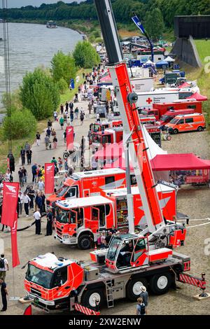 Cologne, Allemagne. 17 août 2024. Les véhicules de divers services d'urgence, tels que les pompiers et la Croix-Rouge, sont alignés sur les rives du Rhin pendant la Journée Rhénanie-du-Nord-Westphalie. Crédit : Henning Kaiser/dpa/Alamy Live News Banque D'Images