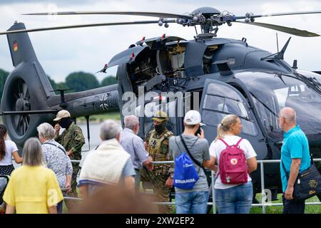 Cologne, Allemagne. 17 août 2024. Les visiteurs voient un hélicoptère des forces spéciales de l'armée de l'air allemande à l'occasion de la Journée Rhénanie du Nord-Westphalie. Crédit : Henning Kaiser/dpa/Alamy Live News Banque D'Images