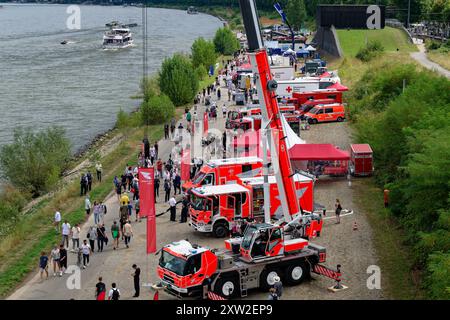 Cologne, Allemagne. 17 août 2024. Les véhicules de divers services d'urgence, tels que les pompiers et la Croix-Rouge, sont alignés sur les rives du Rhin pendant la Journée Rhénanie-du-Nord-Westphalie. Crédit : Henning Kaiser/dpa/Alamy Live News Banque D'Images