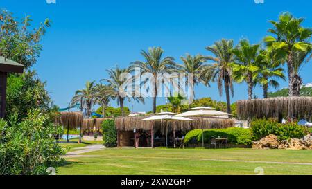 Antalya-Turquie : 10 septembre 2022 : belle vue sur le jardin d'un hôtel 5 étoiles avec des palmiers, parc auqa au loin et un snack restaurant PEOP Banque D'Images