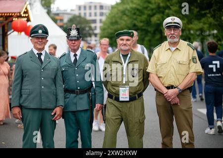 Cologne, Allemagne. 17 août 2024. Les hommes portent divers uniformes de police du passé lors de la Journée de la Rhénanie du Nord-Westphalie. Crédit : Henning Kaiser/dpa/Alamy Live News Banque D'Images