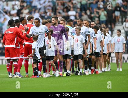 Les équipes s’alignent avant le coup d’envoi lors du match du Sky Bet Championship Derby County vs Middlesbrough au Pride Park Stadium, Derby, Royaume-Uni, le 17 août 2024 (photo par Mark Dunn/News images) Banque D'Images