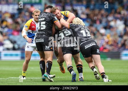 Rob Butler des London Broncos est poussé à 15 yards par Yusuf Aydin de Hull FC Morgan Smith Hull FC et Brad Fash Hull FC lors du Magic Weekend match Hull FC vs London Broncos à Elland Road, Leeds, Royaume-Uni, 17 août 2024 (photo de Mark Cosgrove/News images) Banque D'Images