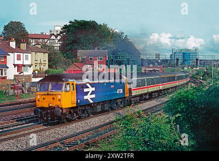 Une locomotive diesel de classe 47 numéro 47536 en grande livrée logo se dirige vers l'ouest avec un service Intercity samedi d'été à Southampton le 12 septembre 1992. Banque D'Images