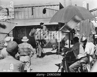 HOWARD HAWKS (de retour à la caméra à droite) dirige JOHN WAYNE et DEAN MARTIN dans une scène pour RIO BRAVO 1959 réalisateur HOWARD HAWKS Story B.H. McCAMPBELL scénario JULES FURTHMAN et LEIGH BRACKETT costume Design MARJORIE BEST Music DIMITRI TIOMKIN produit par HOWARD HAWKS Warner Bros. /Armada Productions Banque D'Images