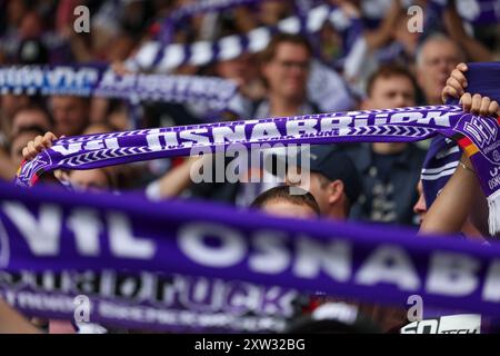 17 août 2024, basse-Saxe, Osnabrück : football : DFB Cup, VfL Osnabrück - SC Fribourg, 1er tour dans le stade de Bremer Brücke. Les fans de Osnabrück montrent leurs foulards. Photo : Friso Gentsch/dpa - NOTE IMPORTANTE : conformément aux règlements de la DFL German Football League et de la DFB German Football Association, il est interdit d'utiliser ou de faire utiliser des photographies prises dans le stade et/ou du match sous forme d'images séquentielles et/ou de séries de photos de type vidéo. Banque D'Images