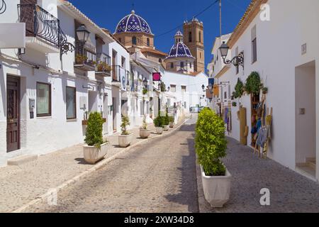 Rue emblématique menant à l'église Nostra Senyora del Consol à Altea, Alicante, Espagne. Banque D'Images