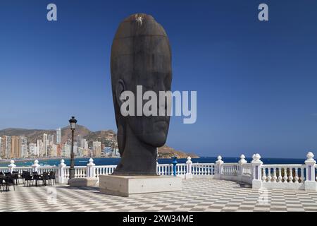 Benidorm, Espagne - 4 août 2023 : Jaume Plensa sculpture Silvia à El Castell, Benidorm, Alicante, Espagne. Banque D'Images