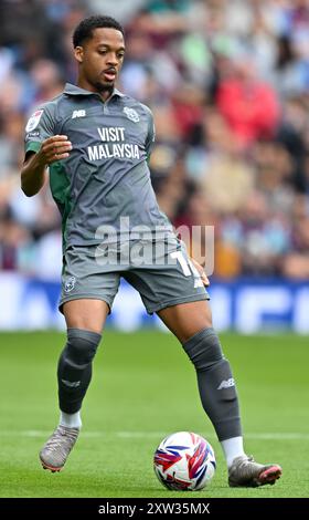 Turf Moor, Burnley, Lancashire, Royaume-Uni. 17 août 2024. EFL Championship Football, Burnley contre Cardiff City ; Chris Willock de Cardiff City avec le ballon crédit : action plus Sports/Alamy Live News Banque D'Images