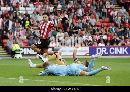 Le gardien Paul Nardi des Queens Park Rangers sauve aux pieds de Callum O'Hare de Sheffield United (à gauche) lors du Sky Bet Championship match à Bramall Lane, Sheffield. Date de la photo : samedi 17 août 2024. Banque D'Images