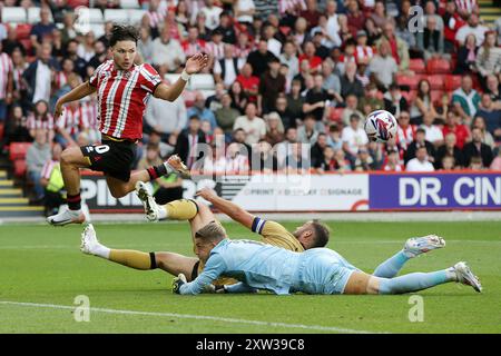 Le gardien Paul Nardi des Queens Park Rangers sauve aux pieds de Callum O'Hare de Sheffield United (à gauche) lors du Sky Bet Championship match à Bramall Lane, Sheffield. Date de la photo : samedi 17 août 2024. Banque D'Images