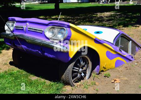 Dover, Illinois, États-Unis. Art automobile apparaissant sur une pelouse dans un petit hameau dans le nord centrai illions. Banque D'Images