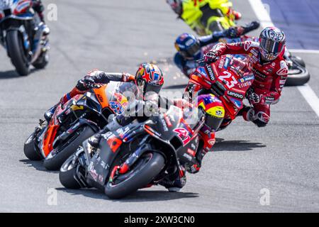 Spielberg, Autriche. 17 août 2024. SPIELBERG, AUTRICHE - 17 AOÛT : Aleix Espargaro d'Espagne et Aprilia Racing, Jack Miller d'Australie et Red Bull KTM Factory Racing, Enea Bastianini d'Italie et Ducati Lenovo Team et crash de Alex Marquez d'Espagne et Gresini Racing MotoGPô pendant le MotoGP d'Autriche - Sprint Red Bull Ring le 17 août 2024 à Spielberg, Styrie.240817 SEPA 12 041 - 20240817 PD3382 crédit : APA-PictureDesk/Alamy Live News Banque D'Images