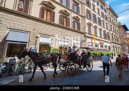 Image pittoresque d'un cheval et calèche dans la ville historique de Florence (Florence) en Toscane, Italie. Banque D'Images