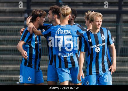 Roeselare, Belgique. 17 août 2024. Les joueurs du Club célèbrent leur victoire dans un match de football entre le Club NXT et le KSC Lokeren-Temse, à Roeselare, le premier jour de la deuxième division 2023-2024 'Challenger Pro League' 1B du championnat belge, le samedi 17 août 2024. BELGA PHOTO KURT DESPLENTER crédit : Belga News Agency/Alamy Live News Banque D'Images