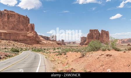 Arches Scenic Drive dans le parc national d'Arches, Utah, États-Unis Banque D'Images