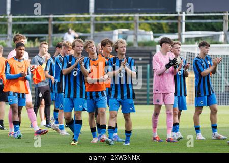 Roeselare, Belgique. 17 août 2024. Les joueurs du Club célèbrent leur victoire dans un match de football entre le Club NXT et le KSC Lokeren-Temse, à Roeselare, le premier jour de la deuxième division 2023-2024 'Challenger Pro League' 1B du championnat belge, le samedi 17 août 2024. BELGA PHOTO KURT DESPLENTER crédit : Belga News Agency/Alamy Live News Banque D'Images