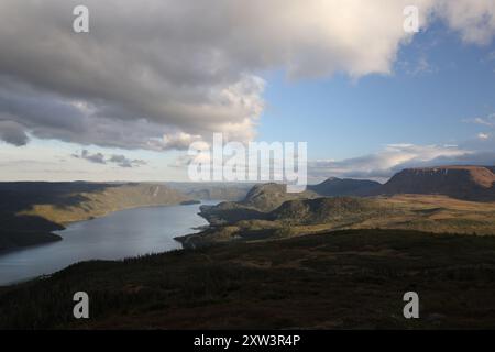 Et Bonne Bay Lookout Hills au parc national du Gros-Morne, à Terre-Neuve et Labrador, Canada Banque D'Images