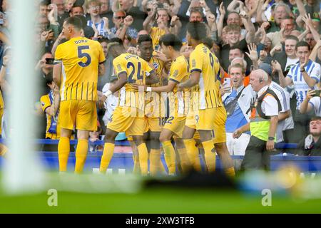 Liverpool, Royaume-Uni. 17 août 2024. Danny Welbeck de Brighton & Hove Albion (c) fête avec ses coéquipiers après avoir marqué le 2e but de son équipe. Premier League match, Everton v Brighton & Hove Albion au Goodison Park à Liverpool le samedi 17 août 2024. Cette image ne peut être utilisée qu'à des fins éditoriales. Usage éditorial exclusif, photo de Chris Stading/Andrew Orchard photographie sportive/Alamy Live News crédit : Andrew Orchard photographie sportive/Alamy Live News Banque D'Images