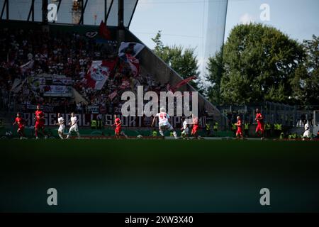 Essen, Allemagne. 17 août 2024. Football : DFB Cup, Rot-Weiss Essen - RB Leipzig, 1er tour, stade Hafenstrasse. Match scène au soleil. Crédit : Fabian Strauch/dpa - REMARQUE IMPORTANTE: conformément aux règlements de la DFL German Football League et de la DFB German Football Association, il est interdit d'utiliser ou de faire utiliser des photographies prises dans le stade et/ou du match sous forme d'images séquentielles et/ou de séries de photos de type vidéo./dpa/Alamy Live News Banque D'Images