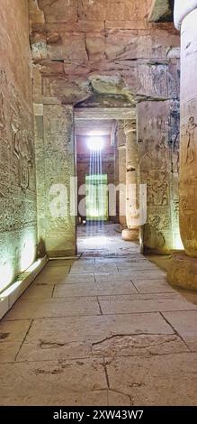 Image atmosphérique du soleil du soir coulant à travers des fenêtres taillées dans la roche dans la galerie Hypostyle du magnifique Temple de Seti construit au 13ème siècle av. J.-C. par le Pharoah Seti I près d'Abydos, Egypte Banque D'Images