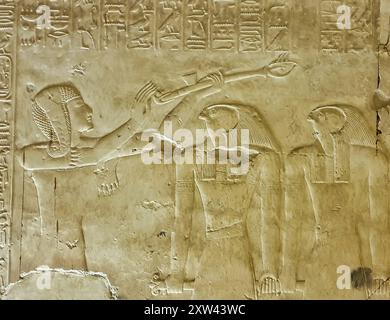 Relief mural de Ramsès II comme un prince faisant des offrandes à Horus dans le temple de Seti construit au 13ème siècle av. J.-C. par le Pharoah Seti I près d'Abydos, Egypte Banque D'Images