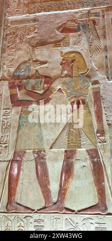 Relief mural peint du pharaon Seti I recevant le Dieu de momification Anubis dans le temple de Seti construit au 13ème siècle av. J.-C. par le pharoah Seti I près d'Abydos, Egypte Banque D'Images