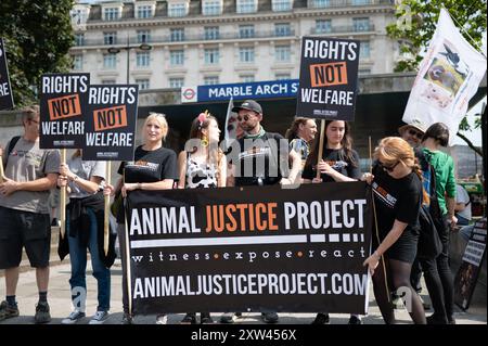 Londres, Royaume-Uni. 17 août 2024. Des manifestants tenant une banderole et des pancartes se rassemblent devant la station de Marble Arch pendant le rassemblement. Les militants des droits des animaux ont défilé à Londres pour exiger l'arrêt de l'exploitation des animaux et de l'expérimentation animale. Crédit : SOPA images Limited/Alamy Live News Banque D'Images