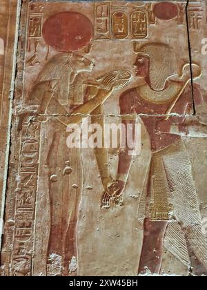 Pharoah Seti I offrant des prières à la déesse lion Sekhmet dans un relief mural peint dans le temple de Seti construit au 13ème siècle av. J.-C. par le Pharoah Seti I près d'Abydos, Egypte Banque D'Images